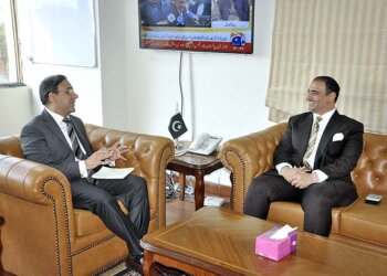 APP32-130923
ISLAMABAD: September 13 - Caretaker Federal Minister for IT Dr. Umar Saif meeting with PTCL Group President & CEO Hatem Muhammad Bamatraf at Ministers Office. APP/SMR/MAF/TZD/FHA