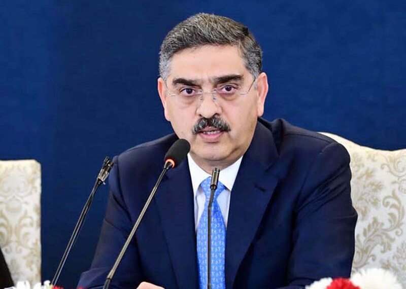 APP40-310823
ISLAMABAD: August 31 - Caretaker Prime Minister Anwaar-ul-Haq Kakar talking to Anchors and Journalists in a meeting at the Prime Minister's House. APP/ABB