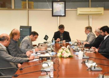APP23-061223
ISLAMABAD: December 06 - The Caretaker Federal Minister for Privatization Mr Fawad Hasan Fawad chairing a meeting of Privatization Commission with the Financial Advisor and management of First Women Bank Limited. APP/TZD/FHA