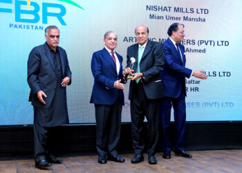 APP57-260324
ISLAMABAD: March 26 – Prime Minister Muhammad Shehbaz Sharif presents awards to the highest taxpayers and exporters of the country at the Tax Excellence Awards 2024. APP/ABB