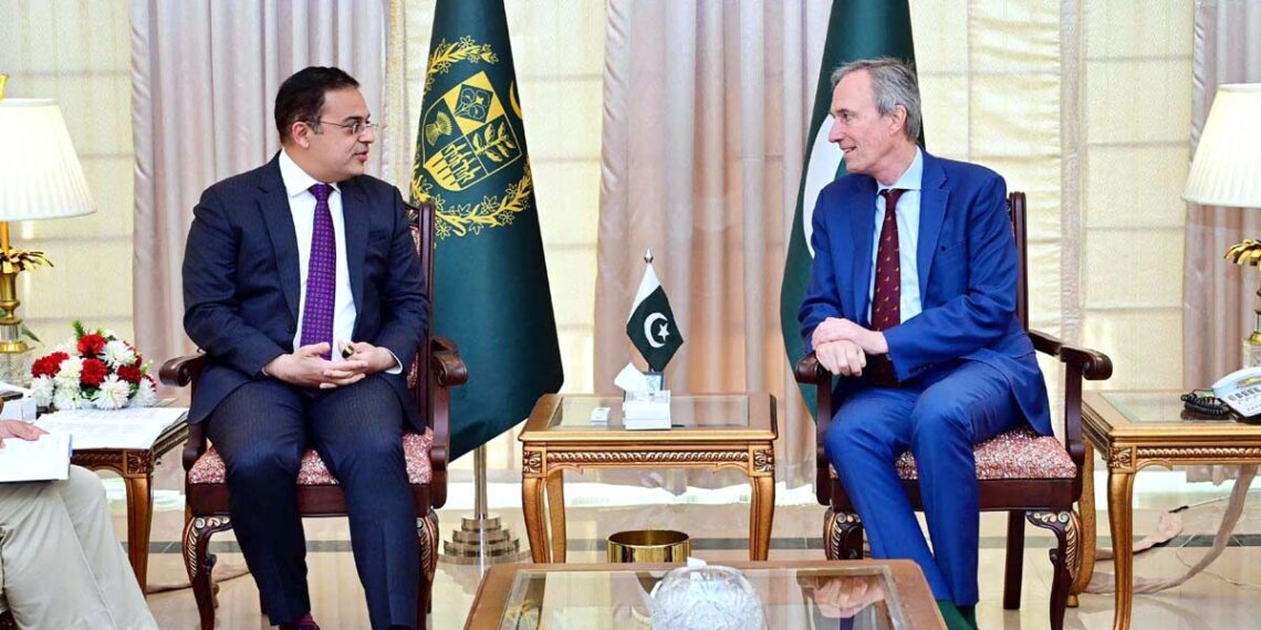 APP68-080524
ISLAMABAD: May 08  Martin Raiser, The South Asia Regional Vice President (SARVP) of the World Bank calls on Ahad Cheema, Federal Minister for Economic Affairs. APP/TZD