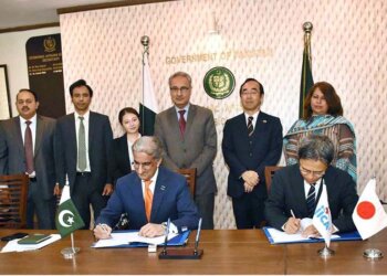 APP37-060624ISLAMABAD: June 06 - Mr. Saeed Ashraf Siddiqi, Joint Secretary, Ministry of Economic Affairs, and Mr. Naoaki Miyata, Chief Representative of JICA Pakistan, signs the Grant Agreement to bolster the Human Resource Development Scholarship Program (JDS) 2024. APP/MAF/TZD/FHA