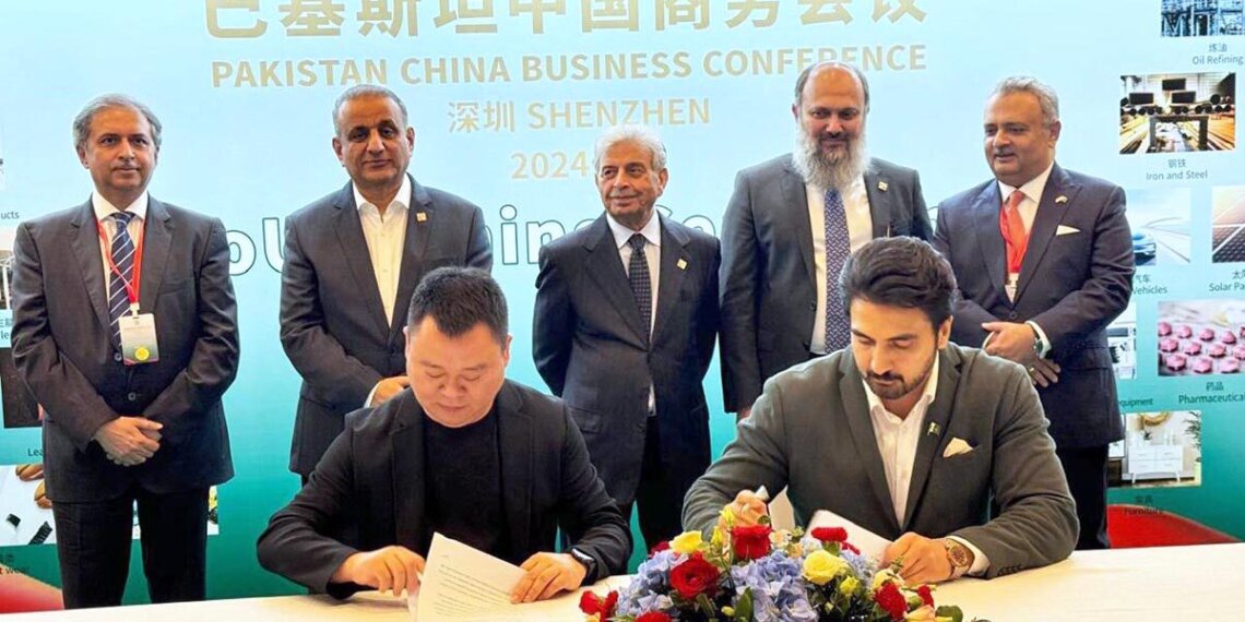 APP60-050624
SHENZHEN: June 05 - Federal Minister for Board of Investment, Privatization and Communications, Abdul Aleem Khan, Federal Minister for Commerce Jam Kamal Khan and Federal Minister for Industries and Production, Rana Tanveer Hussain witnessing MOUs at Pakistan China Business Conference. APP/IQJ/ABB