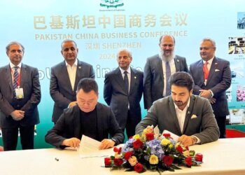 APP60-050624
SHENZHEN: June 05 - Federal Minister for Board of Investment, Privatization and Communications, Abdul Aleem Khan, Federal Minister for Commerce Jam Kamal Khan and Federal Minister for Industries and Production, Rana Tanveer Hussain witnessing MOUs at Pakistan China Business Conference. APP/IQJ/ABB
