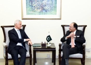 Federal Minister for Finance & Revenue Senator Muhammad Aurangzeb in a meeting with Group Chief Executive of Standard Chartered Bank PLC Mr. Bill Winters in Islamabad on 3rd July, 2024.