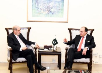 Federal Minister for Finance & Revenue Senator Muhammad Aurangzeb in a meeting with the Chairman Nestle Pakistan and Ex-President Farmers Association of Pakistan in Islamabad on 9th July, 2024.