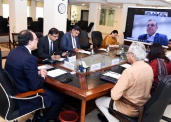 Islamabad: September 4, 2024: Federal Minister for Finance and Revenue, Senator Muhammad Aurangzeb held a virtual meeting with Mr. Sunil Kaushal, Global Head of Corporate & Investment Banking at Standard Chartered Bank, to discuss expanding investment opportunities in Pakistan.
