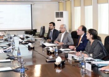 Islamabad: September 2, 2024: Federal Minister for Finance and Revenue Senator Muhammad Aurangzeb held a review meeting with Pak-Kuwait Investment Company.