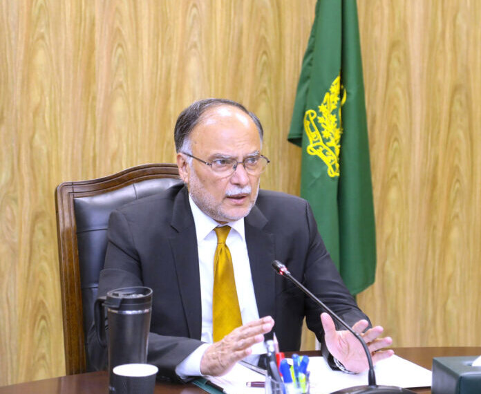 APP41-130924
ISLAMABAD: September 13 – Federal Minister for Planning, Development, and Special Initiatives, Ahsan Iqbal, presides over a review meeting on the progress of the Diamer Basha Dam project. APP/ABB