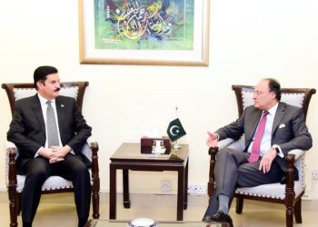 APP56-041024
ISLAMABAD: November 04 - Mr. Faisal Karim Kundi, Governor Khyber Pakhtunkhwa (KPK), called on the Federal Minister for Finance and Revenue, Senator Muhammad Aurangzeb, at the Finance Division. APP/IQJ/TZD/FHA