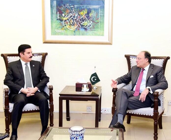 APP56-041024
ISLAMABAD: November 04 - Mr. Faisal Karim Kundi, Governor Khyber Pakhtunkhwa (KPK), called on the Federal Minister for Finance and Revenue, Senator Muhammad Aurangzeb, at the Finance Division. APP/IQJ/TZD/FHA