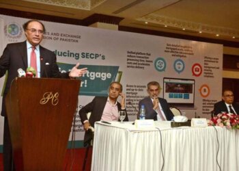 APP68-051124
KARACHI: November 05 - The Federal Minister for Finance and Revenue, Senator Muhammad Aurangzeb addressing the launching ceremony of Electronic Mortgage Register by SECP. APP/SDQ/IQJ/TZD/FHA