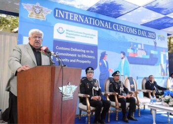 APP17-260125
KARACHI: January 26 - Chairman Federal Board of Revenue Rashid Mahmood Langrial addressing the ceremony held to mark International Customs Day at the Customs House. APP/SDQ/TZD