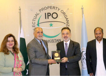 APP32-030125
ISLAMABAD: January 03 - Chairperson Ambassador (R) Farukh Amil presenting shield to Turkish Ambassador H.E Irfan Neziroglu during his visit at the IPO Headquarters. APP/SMR/ABB/FHA