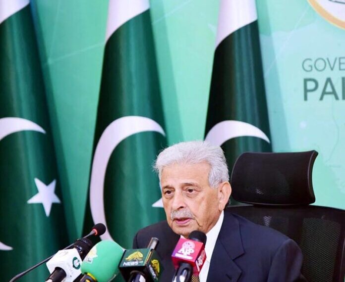 APP38-201124
ISLAMABAD: November 20 – Federal Minister for Industries and production Rana Tanveer Hussain briefing the Media on New Energy Policy on adoption of Electric vehicles. APP/IQJ/ABB/FHA