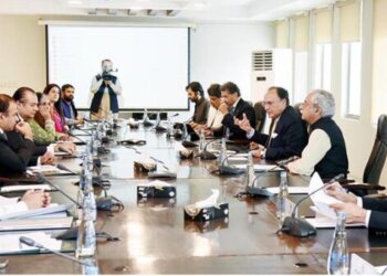 APP57-110425
ISLAMABAD: April 11 – Finance Minister Senator Muhammad Aurangzeb chairs a high-level meeting on the Social Impact Financing Framework at the Finance Division. APP/FHA